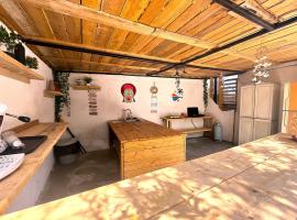 Old Beach Vlora Hostel、ヴロラのホテル