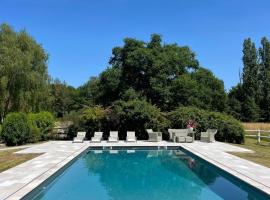 Maison avec piscine & tennis partagés - proche Châteaux de la Loire - 1h30 de Paris, hotel a Combreux