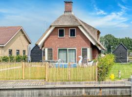 Stunning Home In Idskenhuizen - With Wifi, 5hvězdičkov&yacute; hotel v destinaci Idskenhuizen