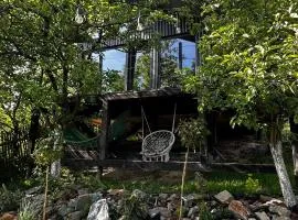 Казковий дім та Garden два будиночки в горах з чаном-джакузі