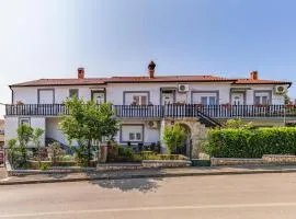 Two Bedroom Cozy Apartment In Liznjan