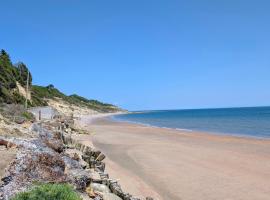 Bembridge Hideaway Static Caravan - Sandhills Holiday Park with Private Beach, campismo de luxo em Isle of Wight