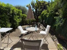 Studio calme à deux pas de la mer avec jardin et parking privé