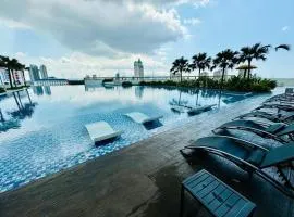 Modern Family-Fun Suites - Infinity Pool, Massage Chair, Indoor-Cinema with Balcony - M2