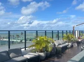 Flat a 50 metros da praia + piscina e área gourmet