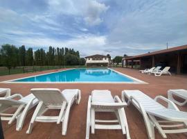 Agriturismo con piscina immerso nella natura La Bisa, hotel Trecentában