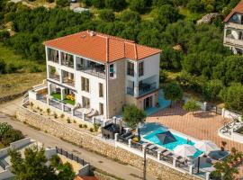 Villa Mianka Rab, hotel com banheiras de hidromassagem em Banjol