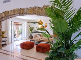 Lovely luxury villa with garden and private pool, ξενοδοχείο στο Σαιντ-Μαξίμ