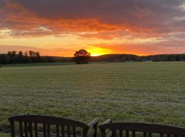 BED & BREAKFAST 5 MIN FROM e47 - DOGS WELCOME - COSY FARM BnB, luxusn&iacute; kemp v destinaci Tureby