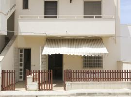 Casa Vacanza Teresa con balcone, hotel en Torre Mozza