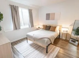 Walkable Apt Next to Restaurants, Bars, and Shops!
