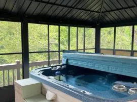 Serenity Views Retreat - Close to City and Parkway!