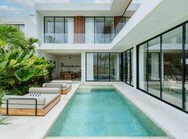 Brandnew 4BR Luxury Estate next to Beach & views, hotel v destinaci Cemagi