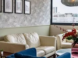 Stylish Apt with Pool and Gym