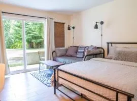Studio w Balcony with Smart TV and 2 Min Walk to Lake