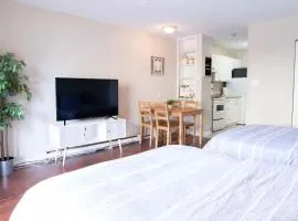 Beachy 2 Bed Studio Suite, Balcony and 4 Min to Lake