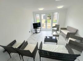 Spacious 6-bedroom house in South London (Zone 4), hotel Mitchamben