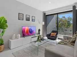 2BR Apartment with Balcony Easy Access to Everywhere
