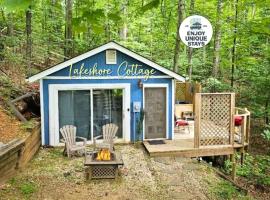 Cottage by the lakeshore with a private hot tub, pronájem domu u jezera v destinaci Landrum