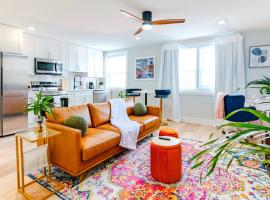 Elegant Urban Escape - 2 Bedrooms, 1 king Bed and 1 Queen Bed, Gated Private Entrance and Parking, villa in Philadelphia