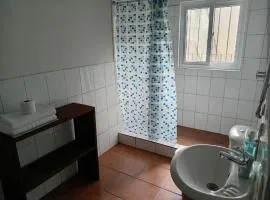 Apartamento con baño privado y parqueo
