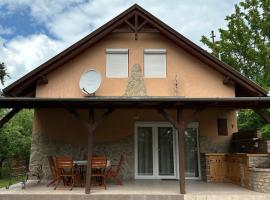 Bozs&oacute; Villa, коттедж в городе Балатонёсёд