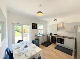 3 Large double bedroom House - Newly Refurbished!
