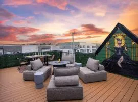 Rooftop Deck Hot Tub Fire pit Sleeps 10