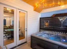 Rooftop Deck Hot Tub Fire pit Sleeps 10