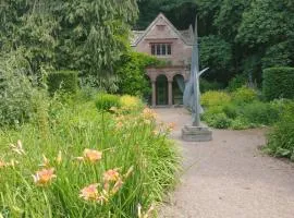 Quirky, romantic cottage with garden in Wye Valley