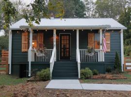 Leipers Fork Village Bungalow with Hot Tub & Firepit, hotel v destinaci Franklin