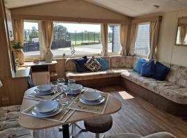 Wonderful 6 Berth Caravan In Norfolk At Heacham Beach, Ref 21012E, hotel in Heacham