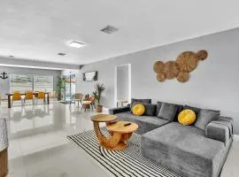 4BR Home Heated Pool And BBQ short drive Beach!