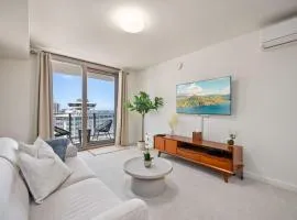 Aloha Heights: Luxury 1-Bedroom Condo with Pool Gym Ocean Views