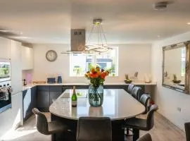 Fantasia - Malvern Luxury Mega Apartment sleeps 12