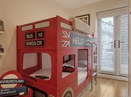 Stunning 4 Bedroom, 3 Bathroom House with Private Hottub & Gym - Escape London, in Lonon