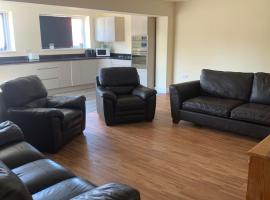 Large 3 Bed contractor House sleeps 7, hotel in Retford