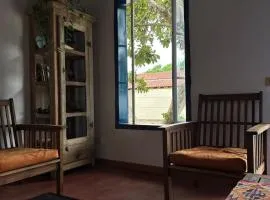 Casa histórica na rua da praça