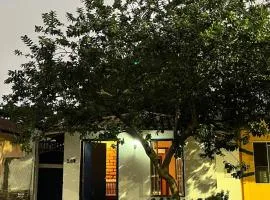 Casa histórica na rua da praça
