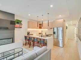 Near Biotechs and MIT Cozy Condo with Fireplace, condo in Cambridge