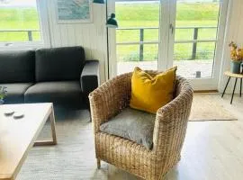 FF1007 Skønt sommerhus i Hejlsminde med udsigt over vandet og spa