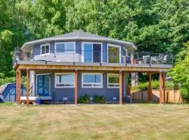 Spacious Deck w/ Ocean View: Puget Sound Gem!