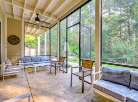 Game Room and Patio Luxe Retreat Near Lake Norman!, holiday home in Denver