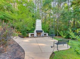 Game Room and Patio Luxe Retreat Near Lake Norman!, biệt thự ở Denver