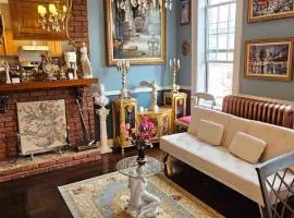 Luxurious Apartment at Colonial Townhouse