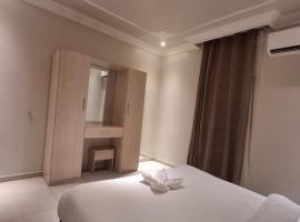 Yellow Rose Taif Hotel Apartments, hotel con estacionamiento en Taif