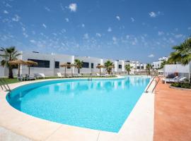 Modern 4-Bedroom Townhouse in Cala Serena Village Walk to the Beach Golf โรงแรมในมิฮาส