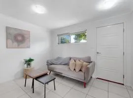 Modern Homely Townhouse with Pool Access & Free WIFI