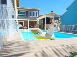 Casa com 3 suítes em Cabo Frio com piscina há poucos passos do Mar!