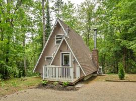 Camp Conway Hot Tub AC New Kitchen Deck, хотел в Конуей